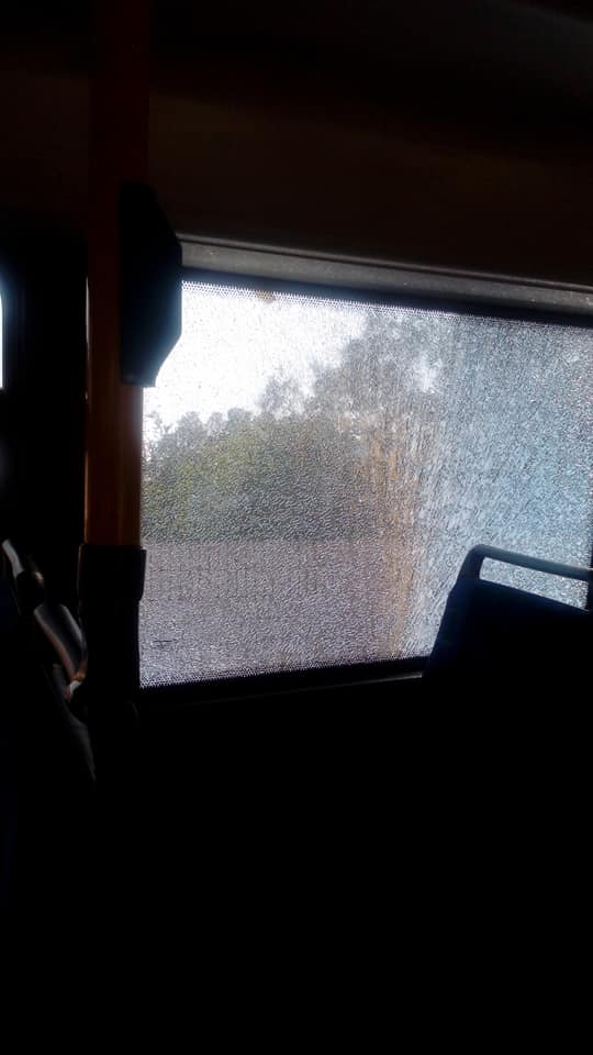 חלון אחר שנופץ על ידי הילדים בקו 9 (צילום: ארטיום קרוניק)